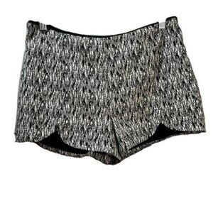 Forever 21 Woven Ivory‎ and Black Shorts Medium